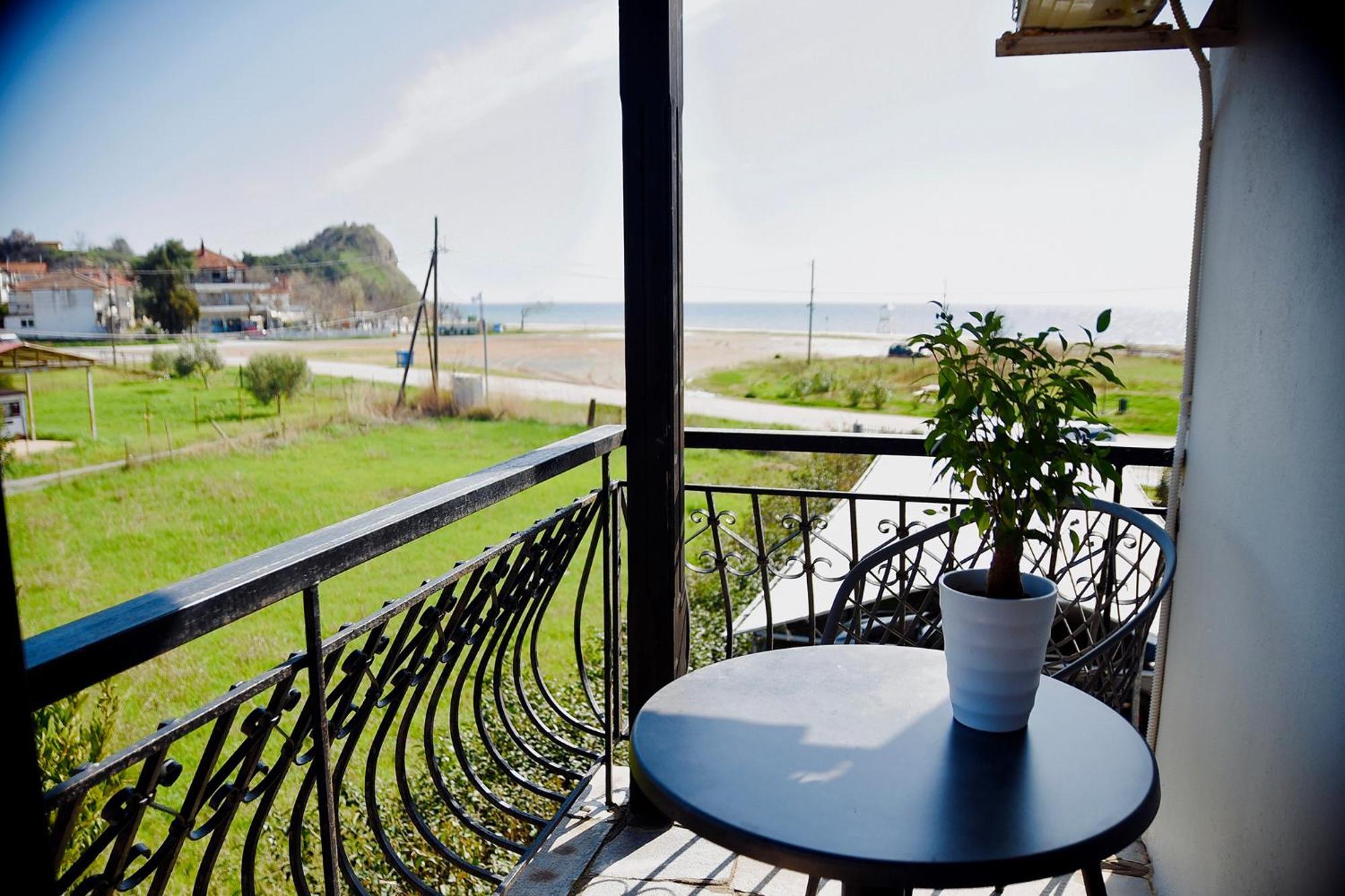 Room Nine 9 Beachfront Apartments Nea Kallikrateia Exterior photo
