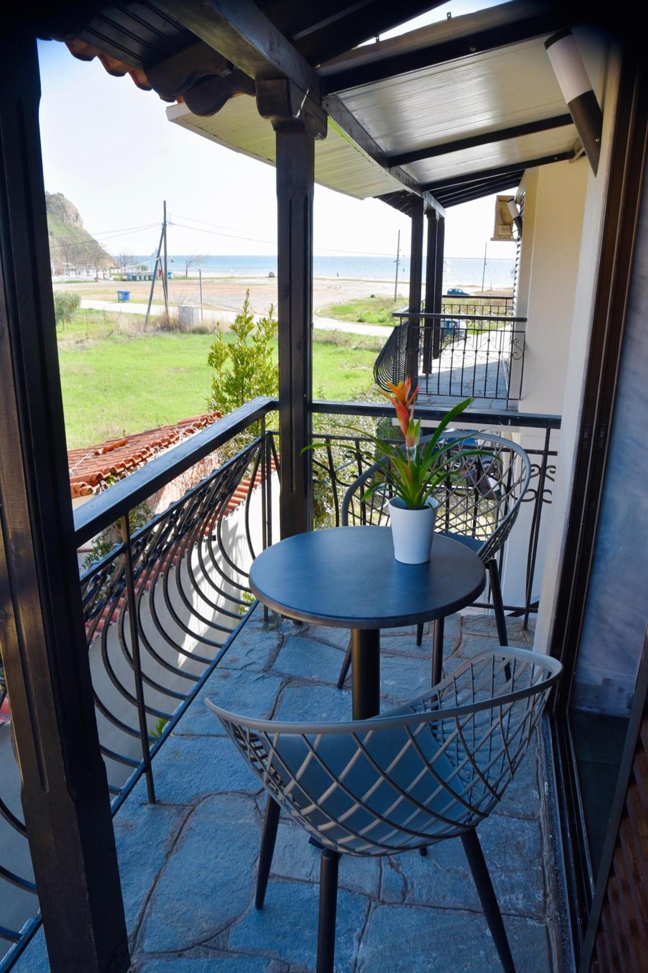 Room Nine 9 Beachfront Apartments Nea Kallikrateia Exterior photo