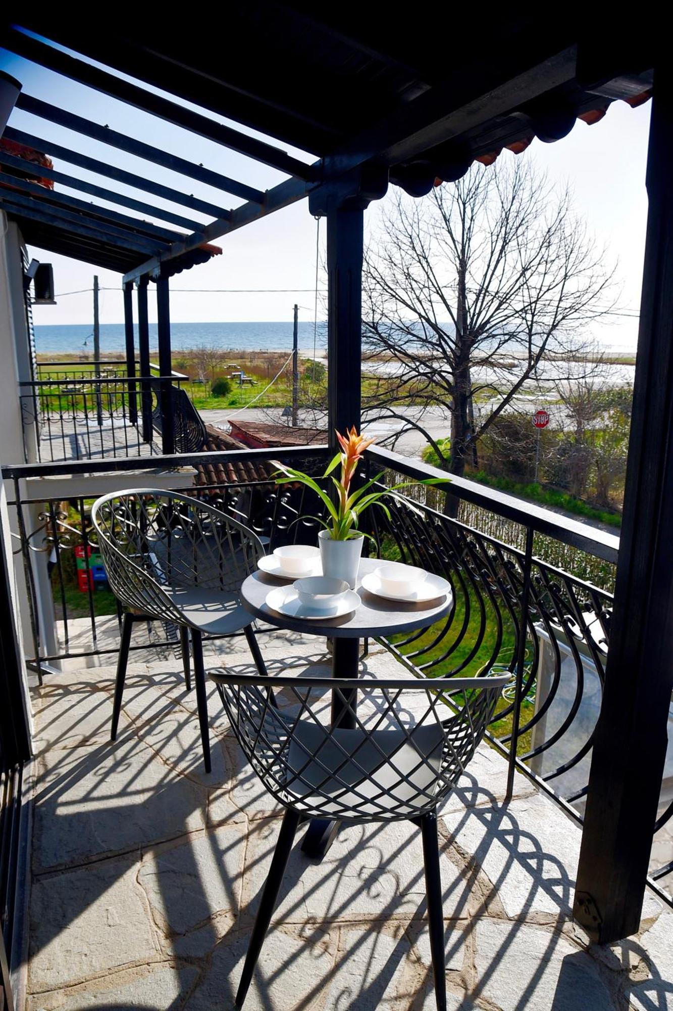 Room Nine 9 Beachfront Apartments Nea Kallikrateia Exterior photo